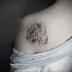 Фото тату с тигром на лопатке 09.03.2020 №016 -tattoo on the shoulder- tattoo-photo.ru
