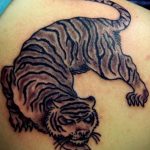 Фото тату с тигром на лопатке 09.03.2020 №018 -tattoo on the shoulder- tattoo-photo.ru
