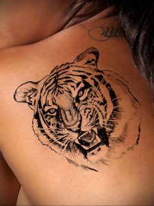 Фото тату с тигром на лопатке 09.03.2020 №019 -tattoo on the shoulder- tattoo-photo.ru