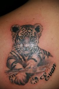 Фото тату с тигром на лопатке 09.03.2020 №021 -tattoo on the shoulder- tattoo-photo.ru