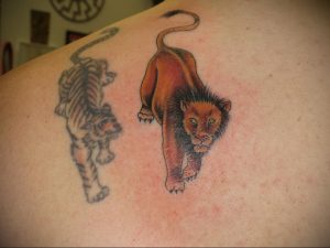 Фото тату с тигром на лопатке 09.03.2020 №024 -tattoo on the shoulder- tattoo-photo.ru