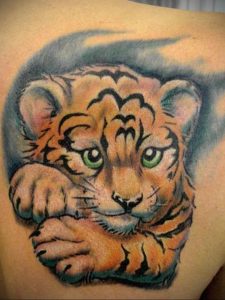 Фото тату с тигром на лопатке 09.03.2020 №027 -tattoo on the shoulder- tattoo-photo.ru