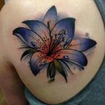 Фото тату с цветами на лопатке 09.03.2020 №003 -tattoo on the shoulder- tattoo-photo.ru