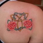 Фото тату с цветами на лопатке 09.03.2020 №006 -tattoo on the shoulder- tattoo-photo.ru