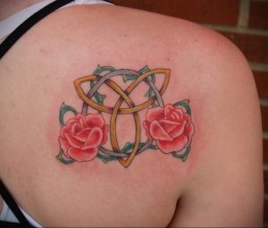 Фото тату с цветами на лопатке 09.03.2020 №006 -tattoo on the shoulder- tattoo-photo.ru
