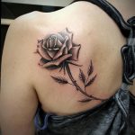 Фото тату с цветами на лопатке 09.03.2020 №007 -tattoo on the shoulder- tattoo-photo.ru