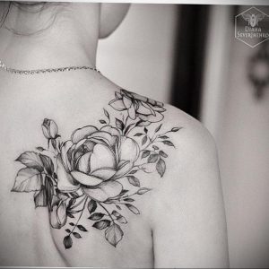 Фото тату с цветами на лопатке 09.03.2020 №011 -tattoo on the shoulder- tattoo-photo.ru