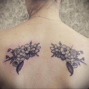 Фото тату с цветами на лопатке 09.03.2020 №013 -tattoo on the shoulder- tattoo-photo.ru