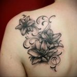 Фото тату с цветами на лопатке 09.03.2020 №021 -tattoo on the shoulder- tattoo-photo.ru