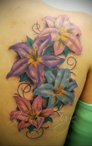 Фото тату с цветами на лопатке 09.03.2020 №028 -tattoo on the shoulder- tattoo-photo.ru