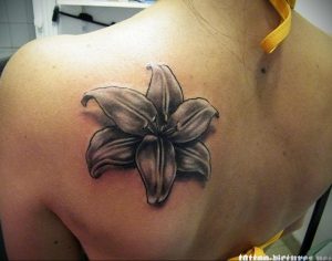 Фото тату с цветами на лопатке 09.03.2020 №037 -tattoo on the shoulder- tattoo-photo.ru