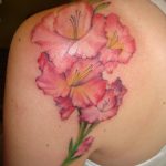 Фото тату с цветами на лопатке 09.03.2020 №040 -tattoo on the shoulder- tattoo-photo.ru