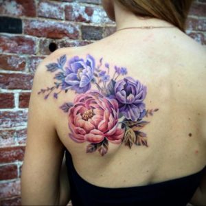 Фото тату с цветами на лопатке 09.03.2020 №050 -tattoo on the shoulder- tattoo-photo.ru