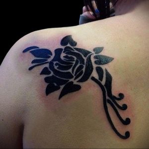 Фото черной тату на лопатке 09.03.2020 №006 -tattoo on the shoulder- tattoo-photo.ru