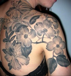 Фото черной тату на лопатке 09.03.2020 №019 -tattoo on the shoulder- tattoo-photo.ru