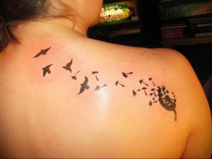 Фото черной тату на лопатке 09.03.2020 №037 -tattoo on the shoulder- tattoo-photo.ru