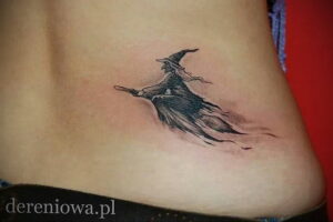 Фото маленькой тату для ведьмы 28.01.2021 №0006 - small witch tattoo - tattoo-photo.ru