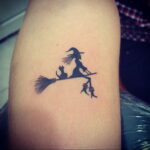 Фото маленькой тату для ведьмы 28.01.2021 №0040 - small witch tattoo - tattoo-photo.ru