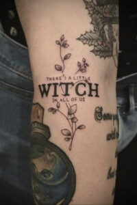 Фото маленькой тату для ведьмы 28.01.2021 №0041 - small witch tattoo - tattoo-photo.ru