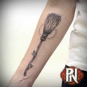 Фото тату метла ведьмы 28.01.2021 №0007 - tattoo witch broom - tattoo-photo.ru