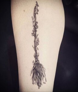 Фото тату метла ведьмы 28.01.2021 №0016 - tattoo witch broom - tattoo-photo.ru