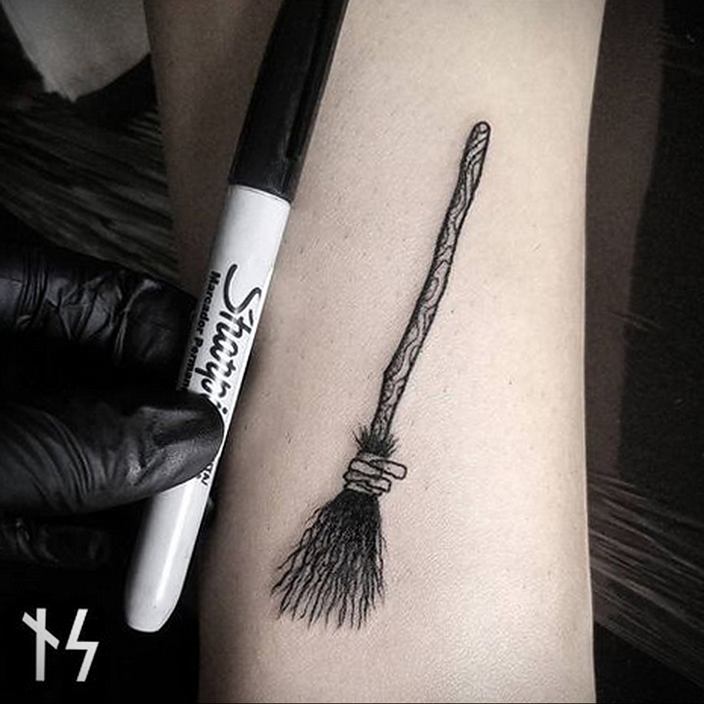 Фото. № 0017 - tattoo witch broom - tattoo-photo.ru. метла. ведьмы 28.01.20...