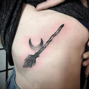 Фото тату метла ведьмы 28.01.2021 №0023 - tattoo witch broom - tattoo-photo.ru