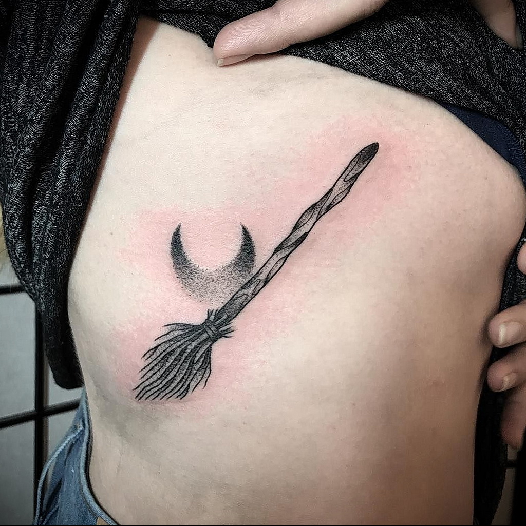 Фото. № 0023 - tattoo witch broom - tattoo-photo.ru. метла. ведьмы 28.01.20...