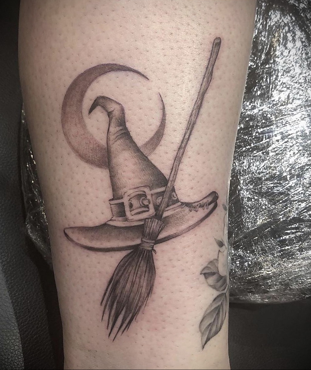 Фото тату метла ведьмы 28.01.2021 № 0027 - tattoo witch broom - tattoo-ph.....
