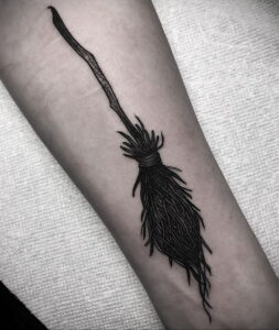 Фото тату метла ведьмы 28.01.2021 №0034 - tattoo witch broom - tattoo-photo.ru