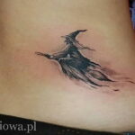 Фото маленькой тату для ведьмы 28.01.2021 №0006 - small witch tattoo - tattoo-photo.ru