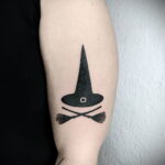 Фото маленькой тату для ведьмы 28.01.2021 №0022 - small witch tattoo - tattoo-photo.ru