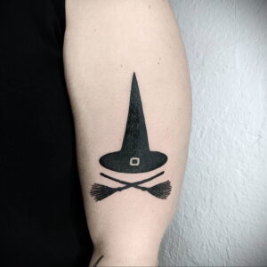 Фото маленькой тату для ведьмы 28.01.2021 №0022 - small witch tattoo - tattoo-photo.ru