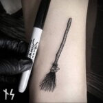 Фото тату метла ведьмы 28.01.2021 №0017 - tattoo witch broom - tattoo-photo.ru
