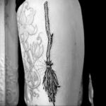 Фото тату метла ведьмы 28.01.2021 №0018 - tattoo witch broom - tattoo-photo.ru
