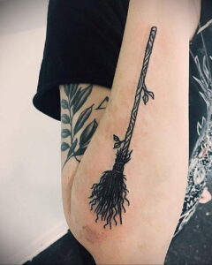 Фото тату метла ведьмы 28.01.2021 №0019 - tattoo witch broom - tattoo-photo.ru