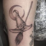 Фото тату метла ведьмы 28.01.2021 №0027 - tattoo witch broom - tattoo-photo.ru