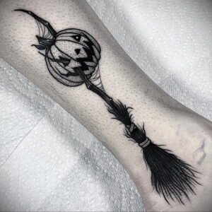 Фото тату метла ведьмы 28.01.2021 №0029 - tattoo witch broom - tattoo-photo.ru