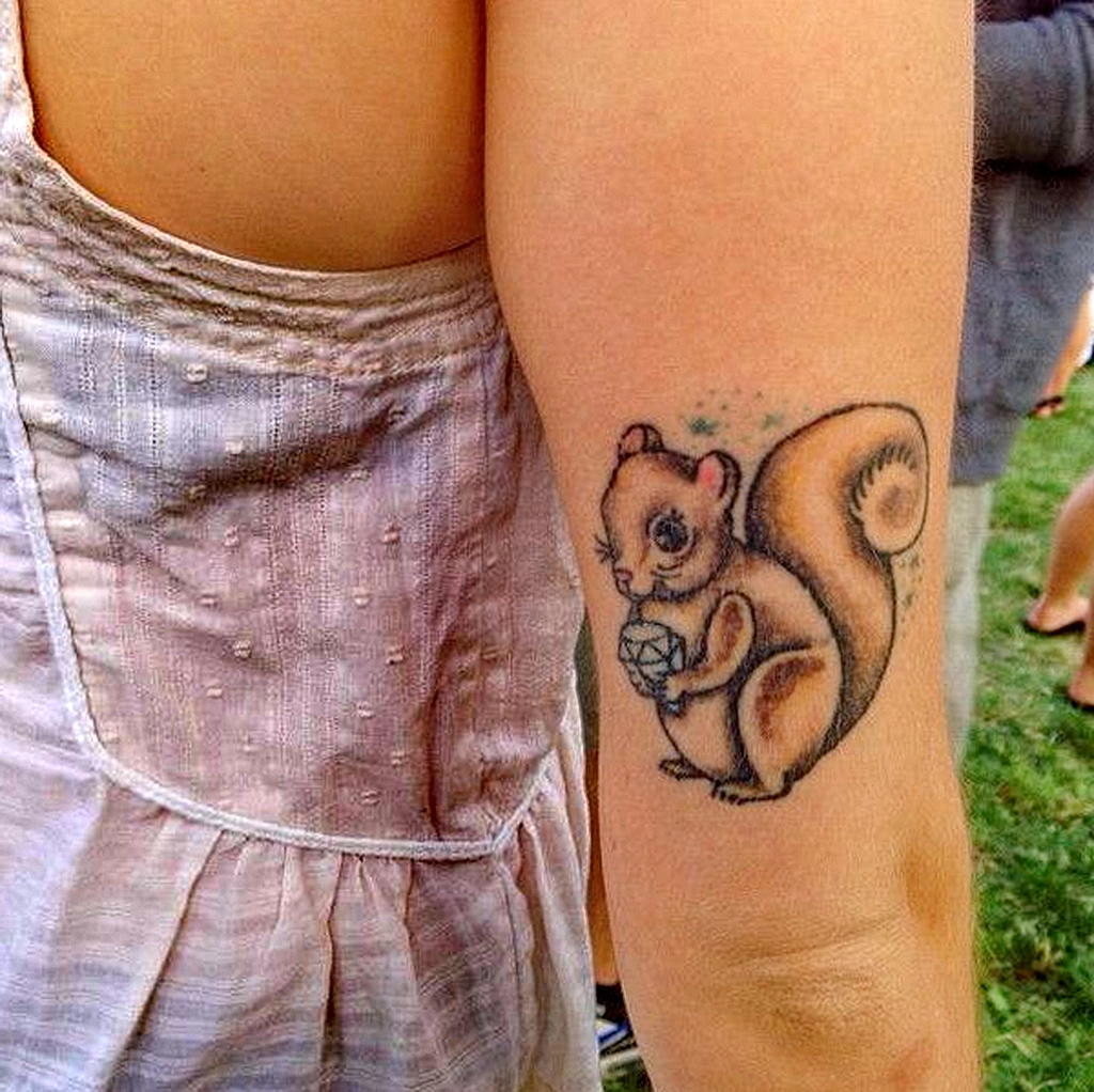 Фото пример рисунка тату белка 18,10,2021 - №0013 - squirrel tattoo - tattoo-photo.ru