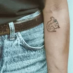 Фото пример рисунка тату белка 18,10,2021 - №0188 - squirrel tattoo - tattoo-photo.ru