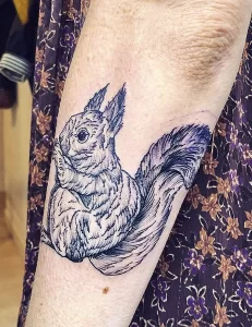 Фото пример рисунка тату белка 18,10,2021 - №0191 - squirrel tattoo - tattoo-photo.ru