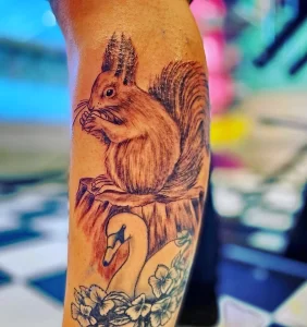 Фото пример рисунка тату белка 18,10,2021 - №0236 - squirrel tattoo - tattoo-photo.ru