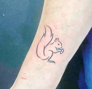 Фото пример рисунка тату белка 18,10,2021 - №0366 - squirrel tattoo - tattoo-photo.ru