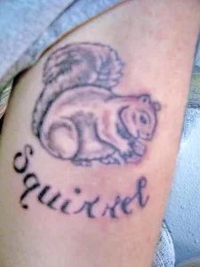 Фото пример рисунка тату белка 18,10,2021 - №0445 - squirrel tattoo - tattoo-photo.ru