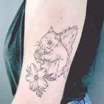 Фото пример рисунка тату белка 18,10,2021 - №0006 - squirrel tattoo - tattoo-photo.ru