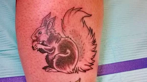 Фото пример рисунка тату белка 18,10,2021 - №0060 - squirrel tattoo - tattoo-photo.ru