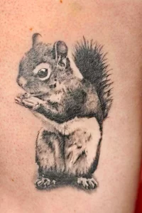 Фото пример рисунка тату белка 18,10,2021 - №0075 - squirrel tattoo - tattoo-photo.ru