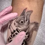 Фото пример рисунка тату белка 18,10,2021 - №0122 - squirrel tattoo - tattoo-photo.ru