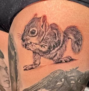 Фото пример рисунка тату белка 18,10,2021 - №0126 - squirrel tattoo - tattoo-photo.ru