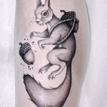 Фото пример рисунка тату белка 18,10,2021 - №0128 - squirrel tattoo - tattoo-photo.ru